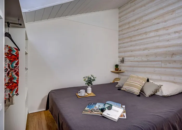 56p 2bdrms Aircon Camping *